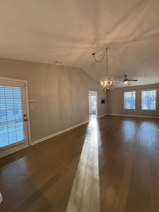 Building Photo - AVAILABLE NOW- LOW MAINTENANCE, MOVE-IN READY PATIO HOME IN NE COLUMBIA!!