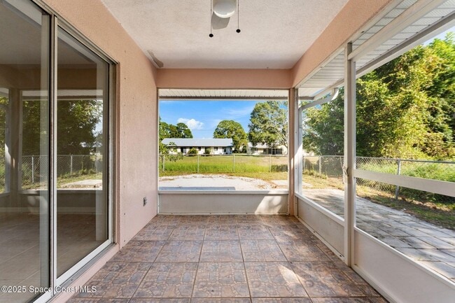 Building Photo - 158 Empress Ave