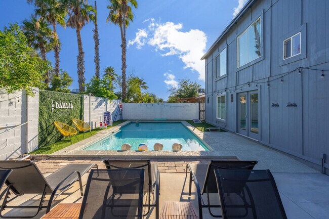 Building Photo - 3733 E Dahlia Dr