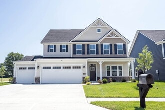 Building Photo - "Spacious 5-Bedroom Retreat with 2.5 Baths...