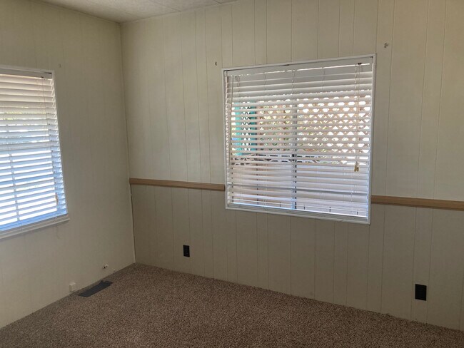 Building Photo - 1429 Basswood Way