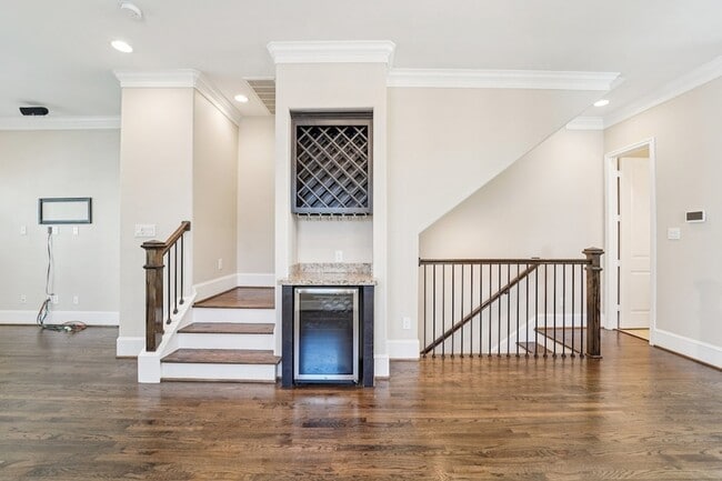 Building Photo - 2421 Beall St