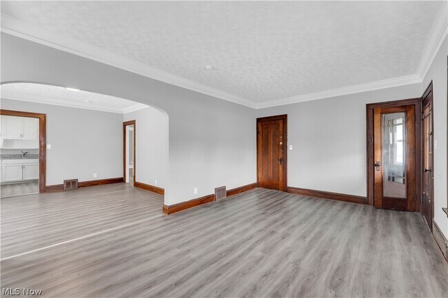 Building Photo - 10123 Greenview Ave