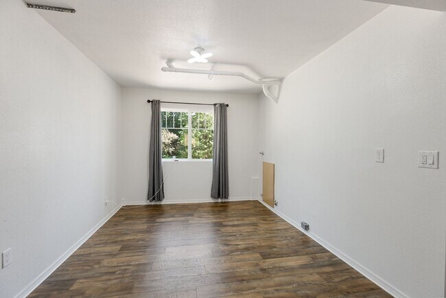 Building Photo - Huge fully fenced dog yard! RV/Boat extra parking! 4 bdrm 2.25 bath. Minutes to I-5, Everett Mall...