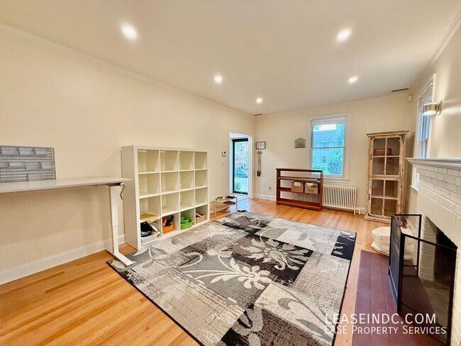 Building Photo - 4825 Butterworth Pl NW