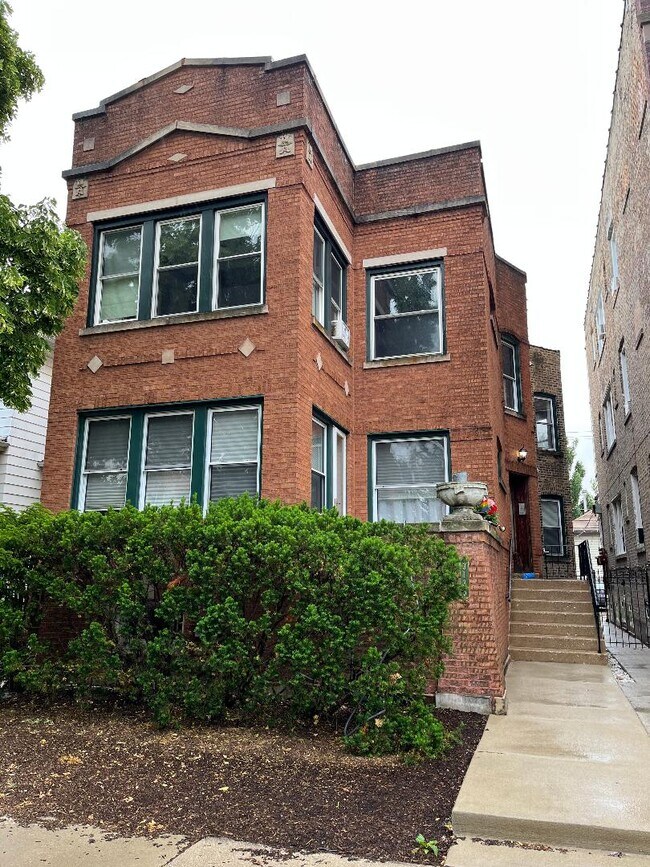 Building Photo - 3135 W Eastwood Ave