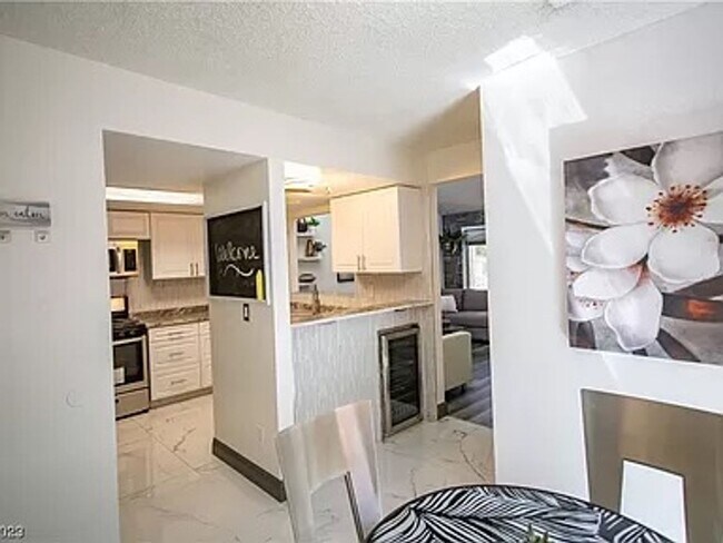 Building Photo - 1 YEAR LEASE FURNISHED OR UNFURNISHED, SHORT TERM 3 MONTH MINIMUM ALSO AVAILABLE