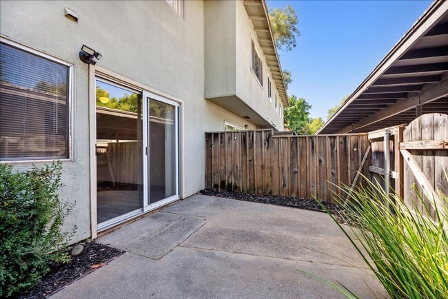 Building Photo - 8828 La Riviera Dr
