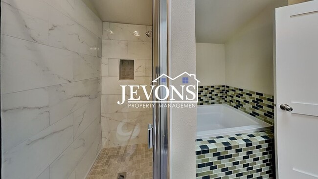 Building Photo - Top-floor 2-level condo with brand-new kitchen and ensuite bath – Utilities and internet included...