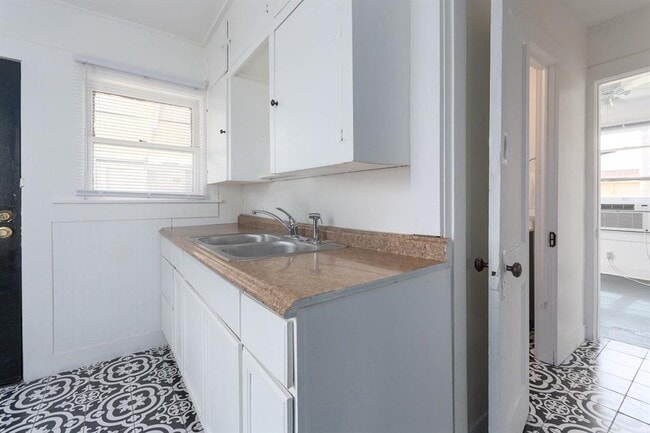 Building Photo - 57 Chalmers Ave