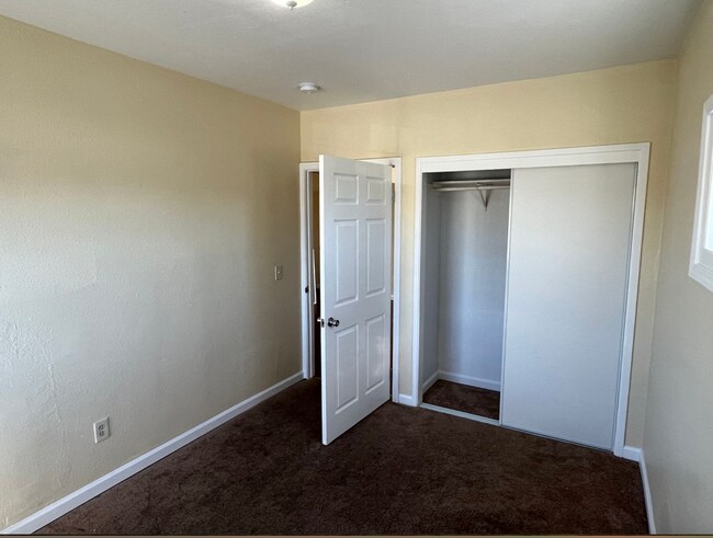 Building Photo - 402 Bissell Ave