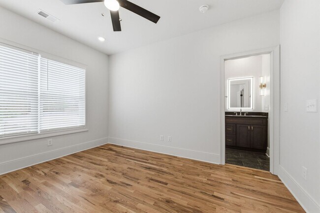 Building Photo - Brand New Build Townhouse in Charlotte Park