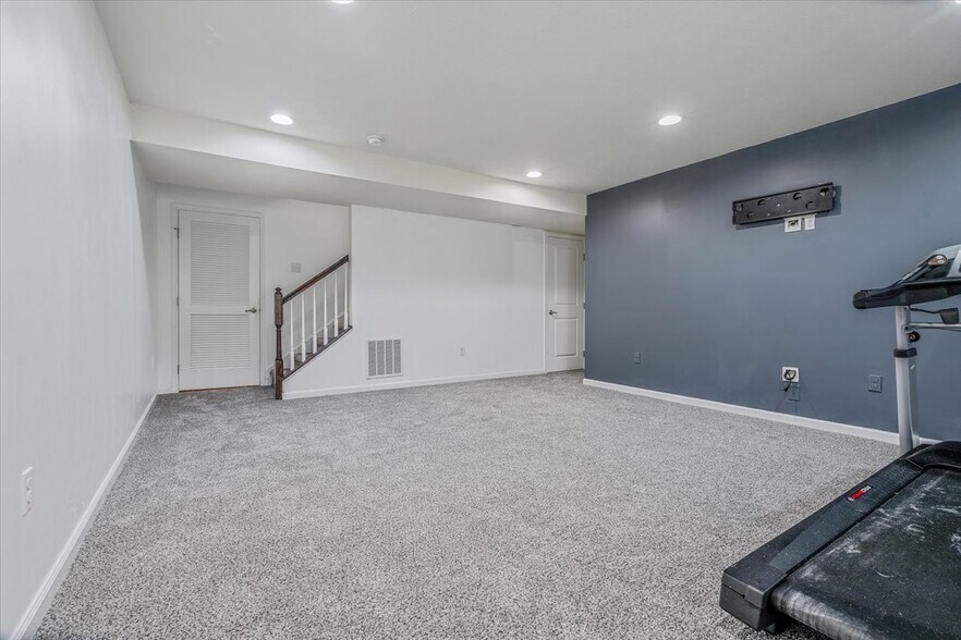 Building Photo - 8059 Hinsdale Ln