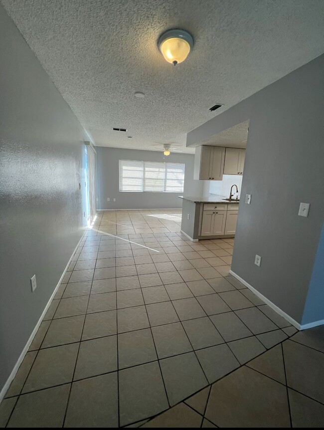 Building Photo - PRICE REDUCED! Newly Updated 2/1 Home!