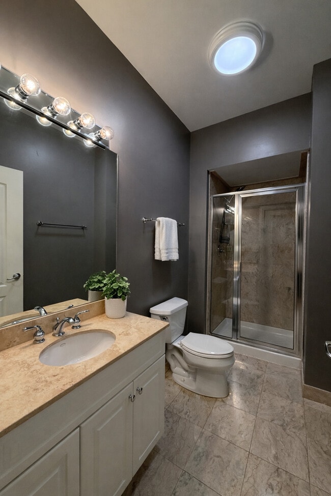 Building Photo - 3015 N Ashland Ave