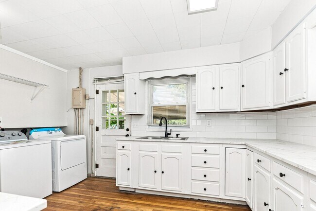 Building Photo - Nice 2 Bedroom and 1 Bath Home in Springfield!