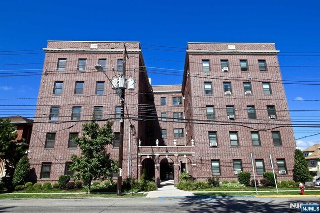 Building Photo - 54 Broad St