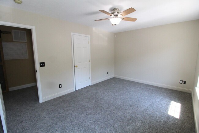 Building Photo - 2 bedroom 2.5 bathroom townhome for rent! ...