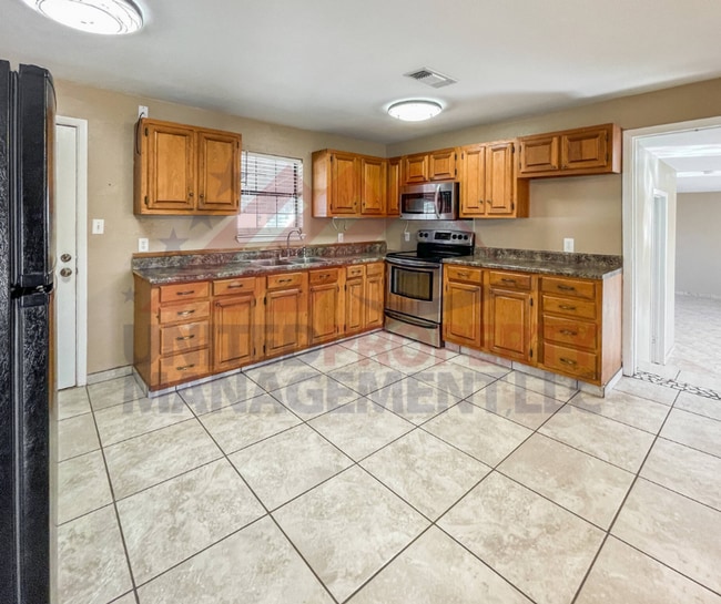 Building Photo - Spacious Home on ½ Acre Just South of Town...