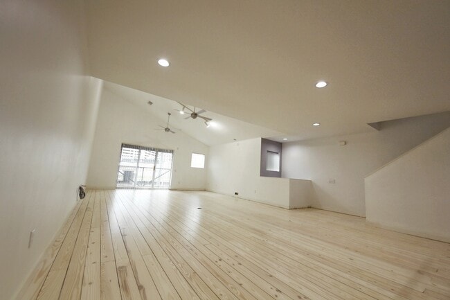 Building Photo - 702 Ruthven St