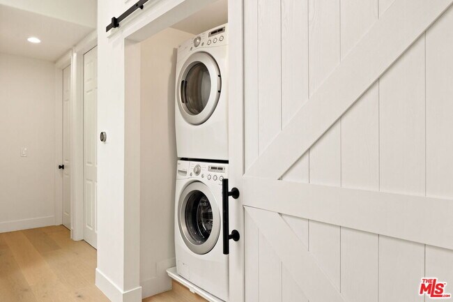 Building Photo - 6730 Esplanade