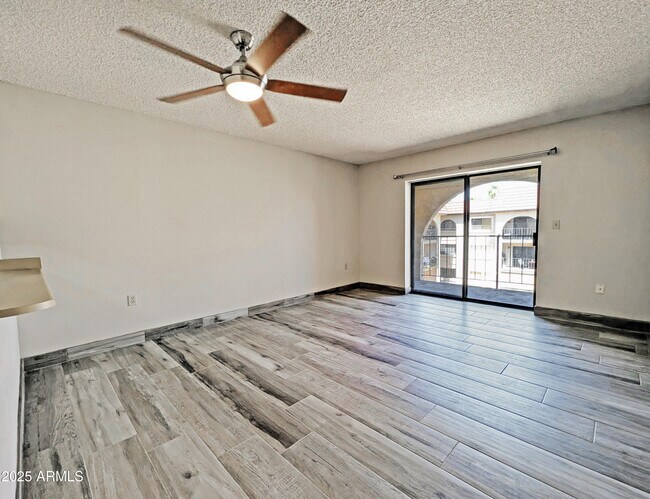 Primary Photo - 3033 E Devonshire Ave