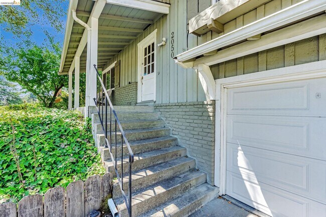 Building Photo - 2050 Donald Dr