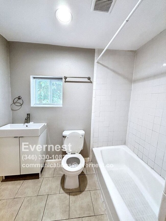 Building Photo - 3-Bedroom, 2-Bath Home with Pool and Conve...