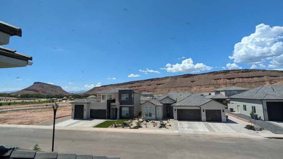 Building Photo - 693 S Taylor Creek Dr