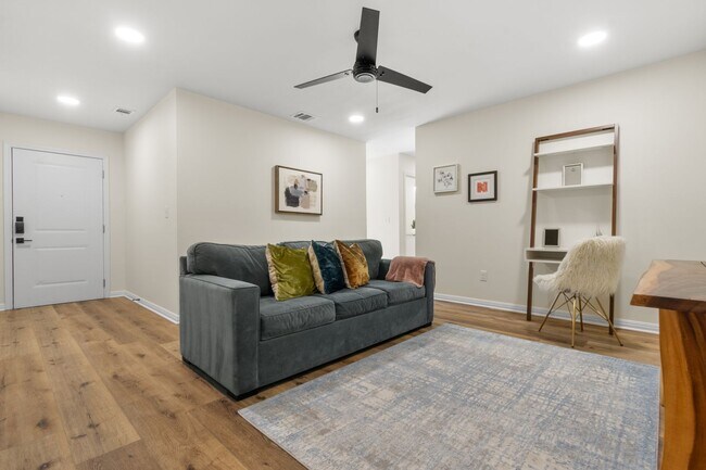 Building Photo - FULLY FURNISHED 3/3 Townhome in Bobcat Vil...