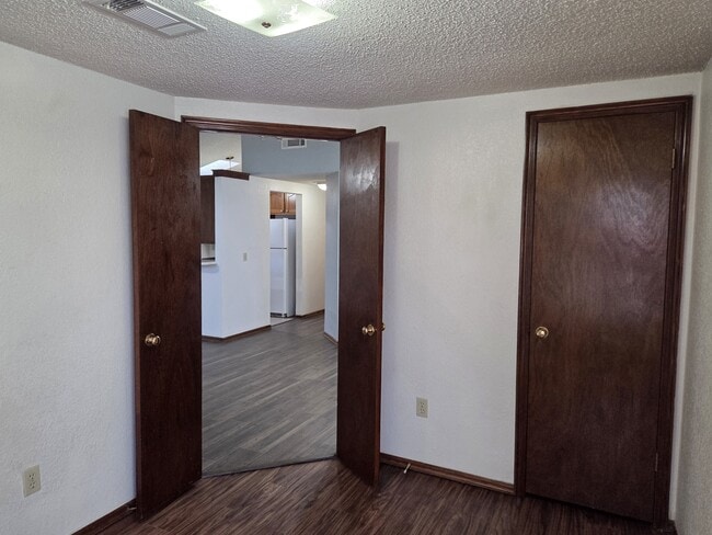 Building Photo - 2122 Meench Dr