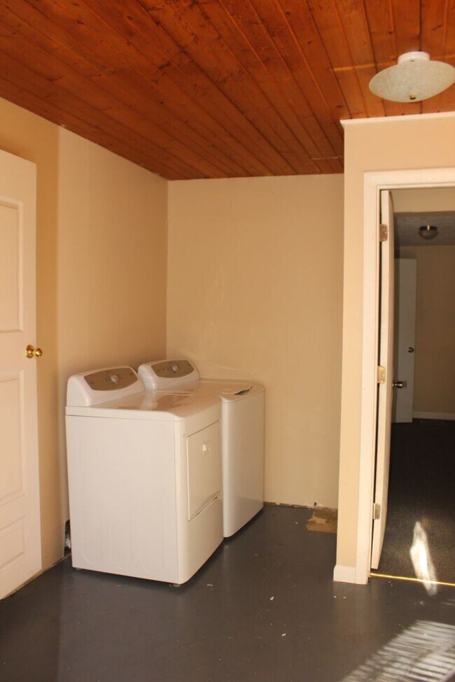 Building Photo - PRELEASING for AUGUST! Walk to Ball State! Spacious 4BR with Fenced Yard & Garage