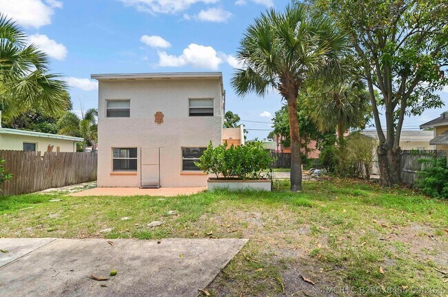 Building Photo - 515 Putnam Rd