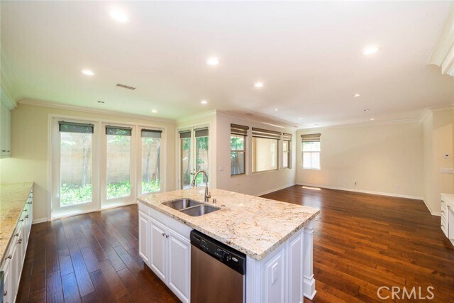 Building Photo - 33 Bromeliad