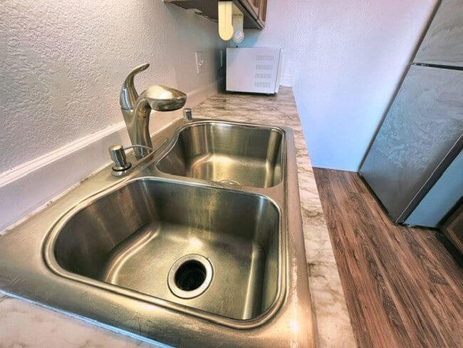 Building Photo - Spacious & Bright Top Floor Condo in East Anchorage, Close to Base + W/D In Unit!