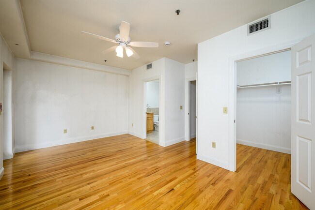 Building Photo - 912 Park Ave