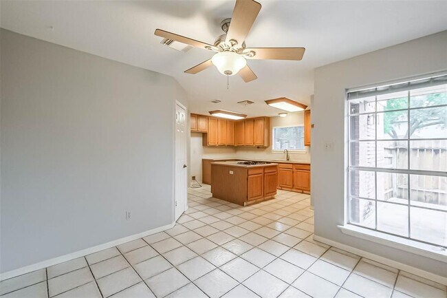 Building Photo - 10218 Hedge Way Dr