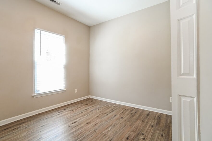 Building Photo - 2117 David Earl Dr