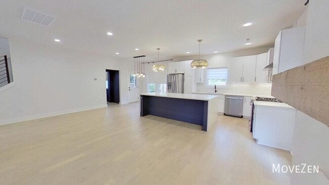 Building Photo - 5018 Double Lakes Dr