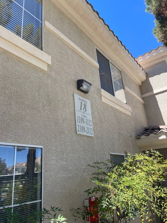 Building Photo - First Floor Condo Unit in Gated Community!