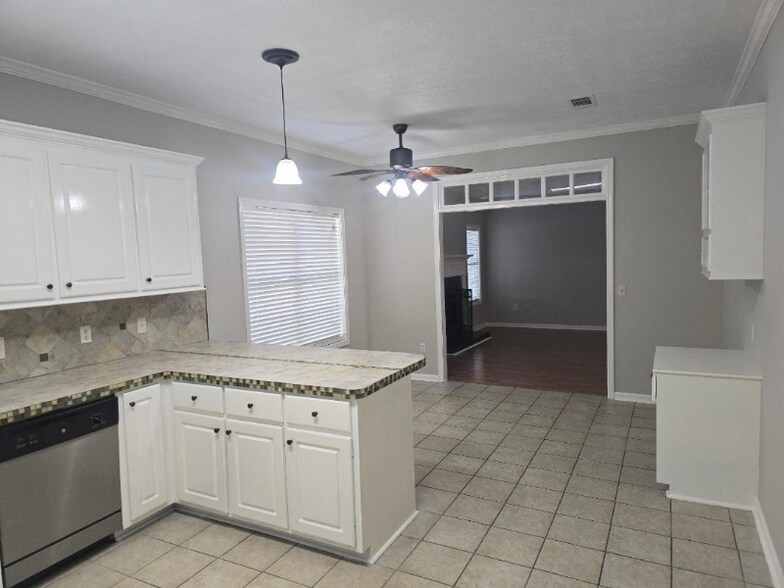 Building Photo - 263 Greensview Dr