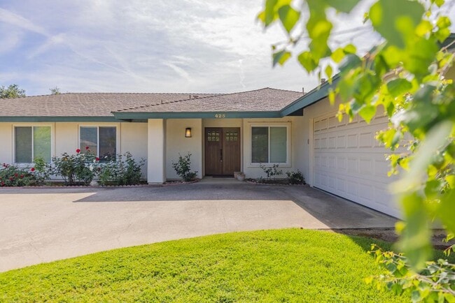 Building Photo - 425 Stuart Ct