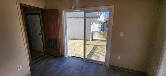 Building Photo - Spacious 3 Bedroom, 2.5 bathroom home with...