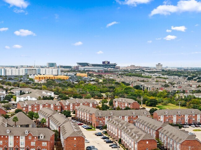 Building Photo - August 2026 Pre-Lease 4 bed Lakeridge - NO...