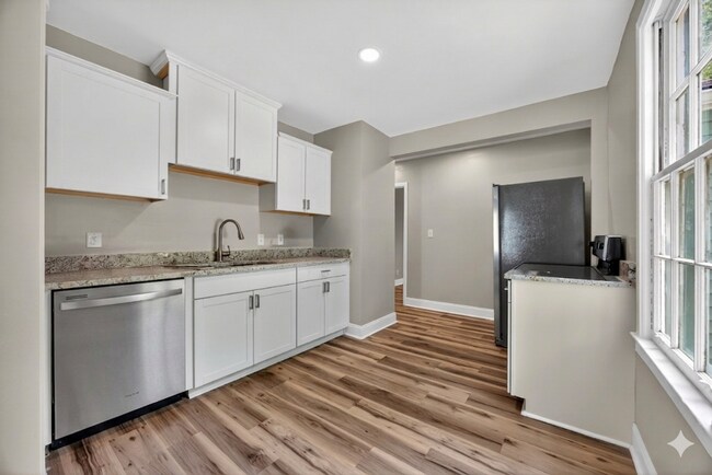 Building Photo - 2218 Holt Dr