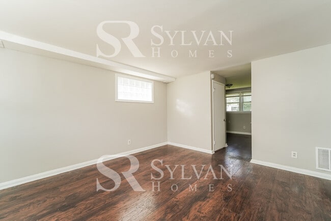 Building Photo - The living is easy in this 3 bedroom, 1 ba...