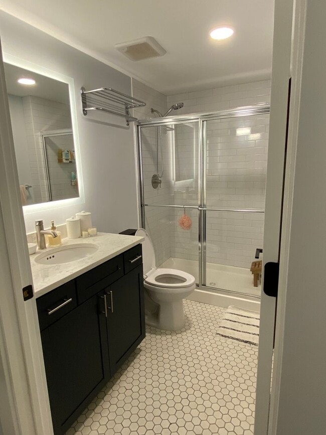 Building Photo - LEASING SPECIAL: $500 off your first month's rent AND no security deposit! Just pay $500 move-in ...