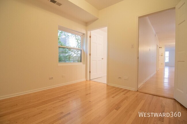 Building Photo - 954 N Honore St