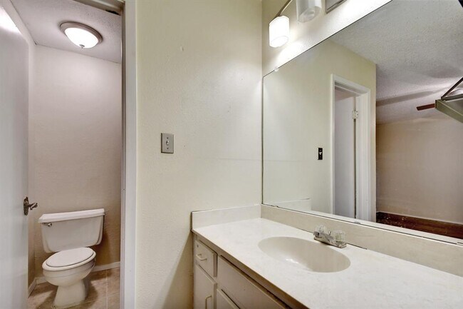Building Photo - 506 S Mt Rushmore Dr