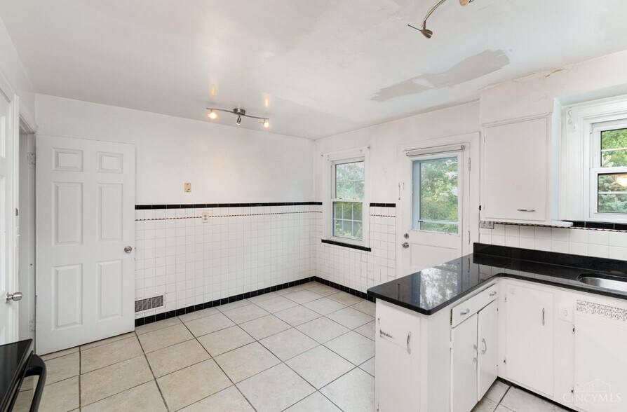 Building Photo - 7620 Montgomery Rd